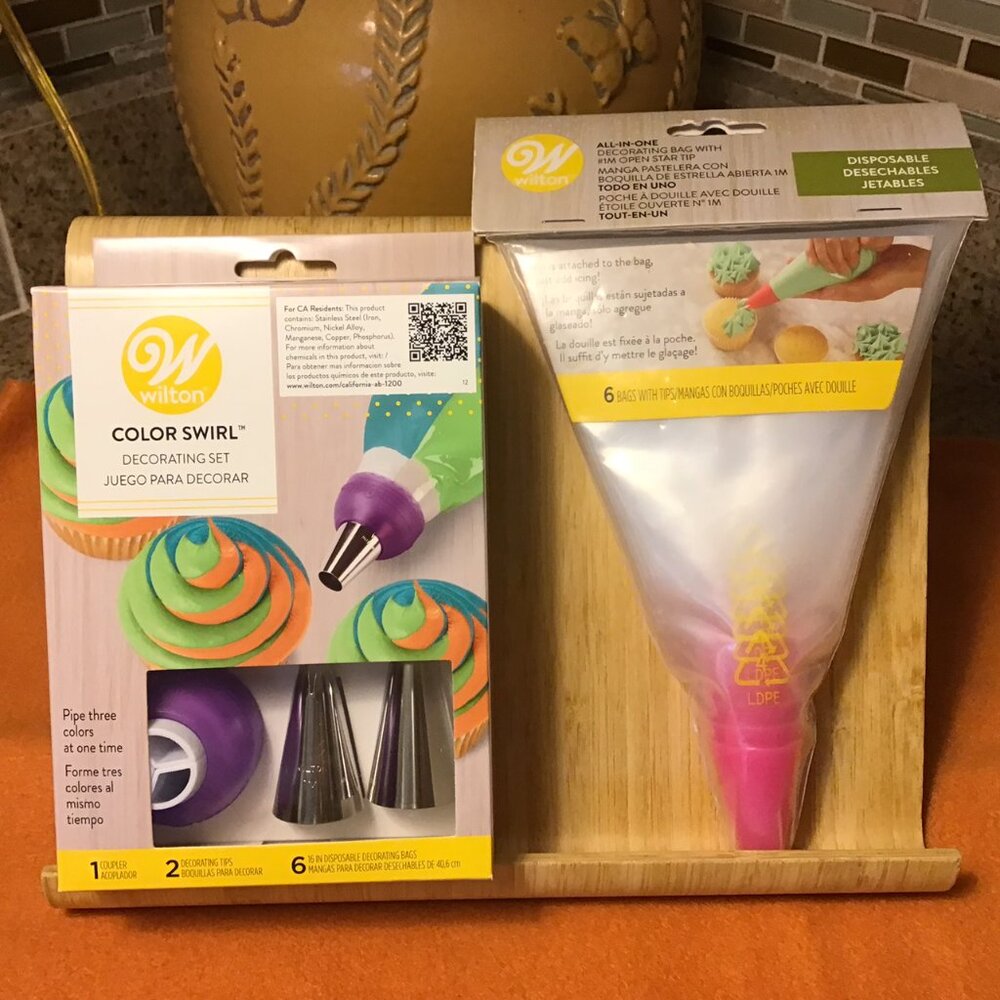 NIP Wilson set of 2 Decorating tips - Color Swirl & disposable bags